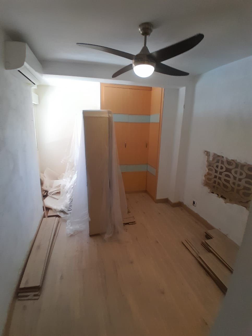 Dormitorio protegido con plástico durante la obra